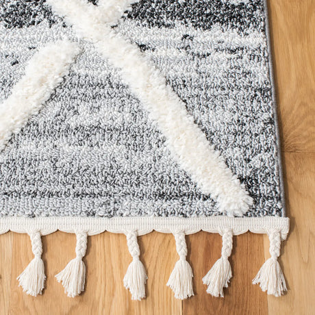 Safavieh Moroccan Tassel Shag 4'-0" x 6'-0" Rug in Grey / Ivory