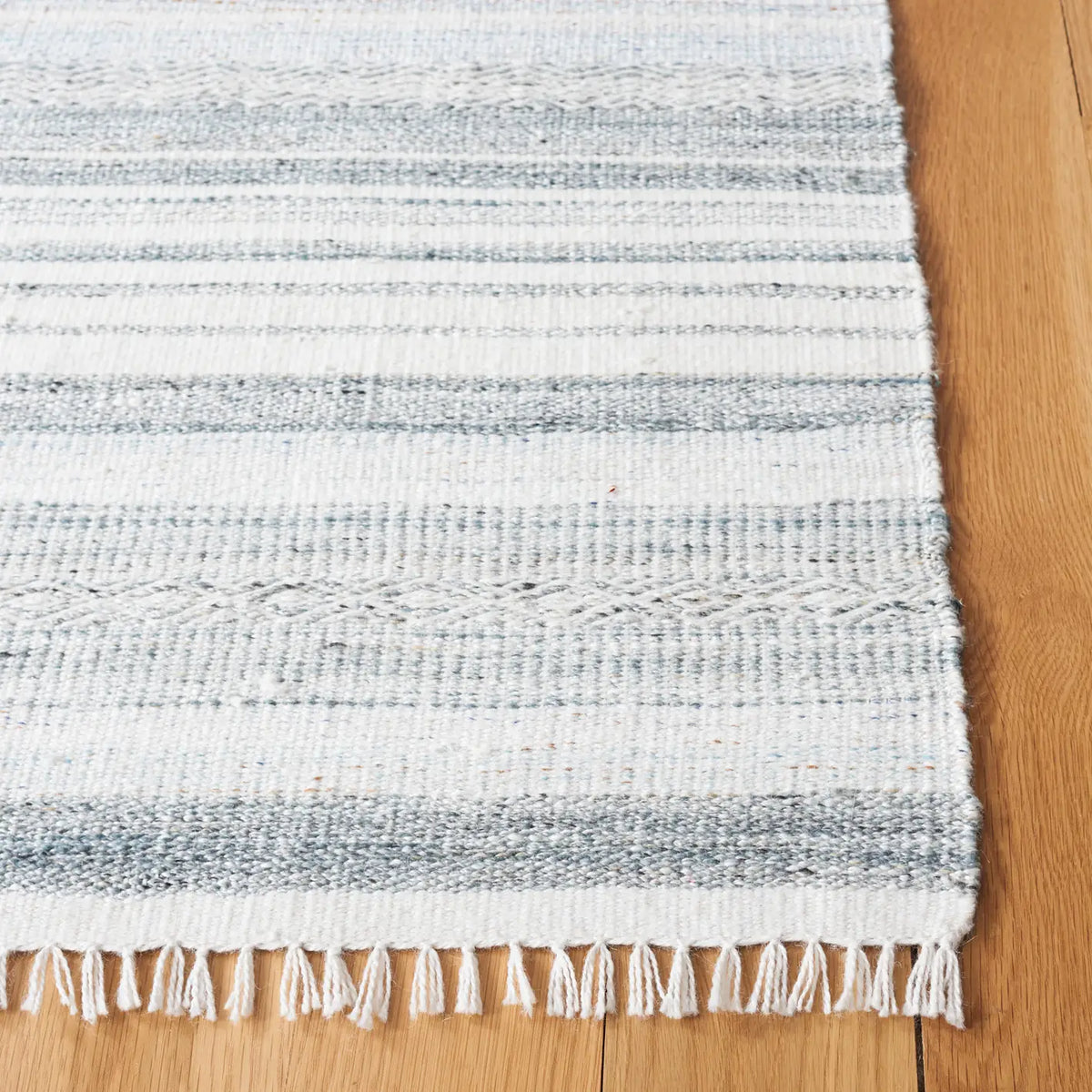Safavieh Kilim 4'-0" x 6'-0" Rug in Ivory / Light Blue