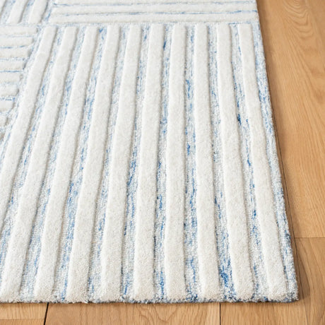 Safavieh Metro 4'-0" x 6'-0" Rug in Blue / Ivory