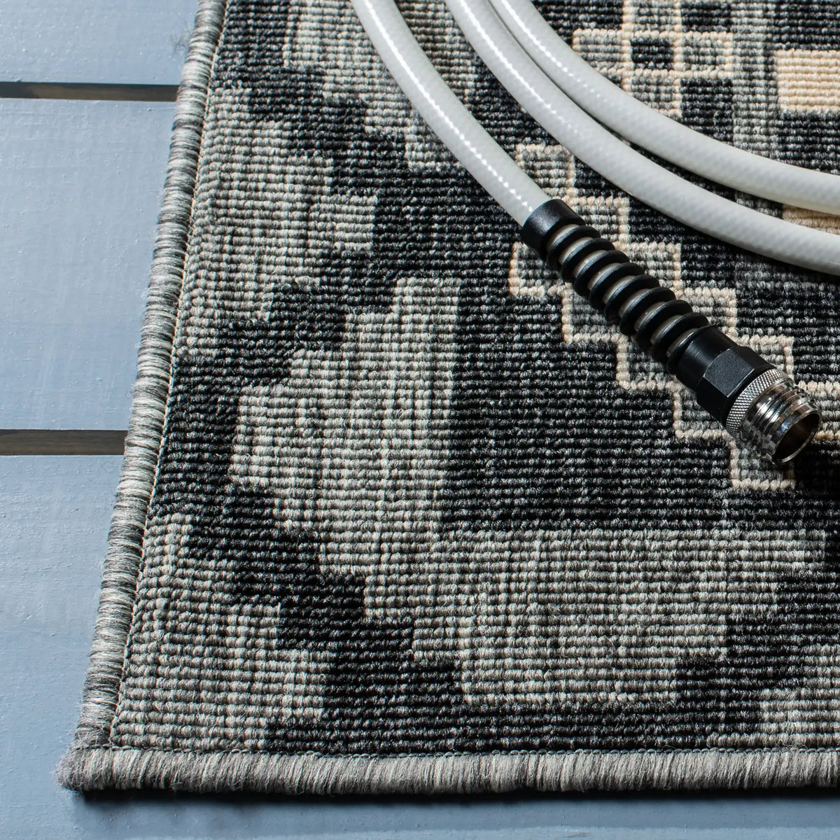 Safavieh Veranda 6'-7" x 9'-6" Rug in Grey / Beige