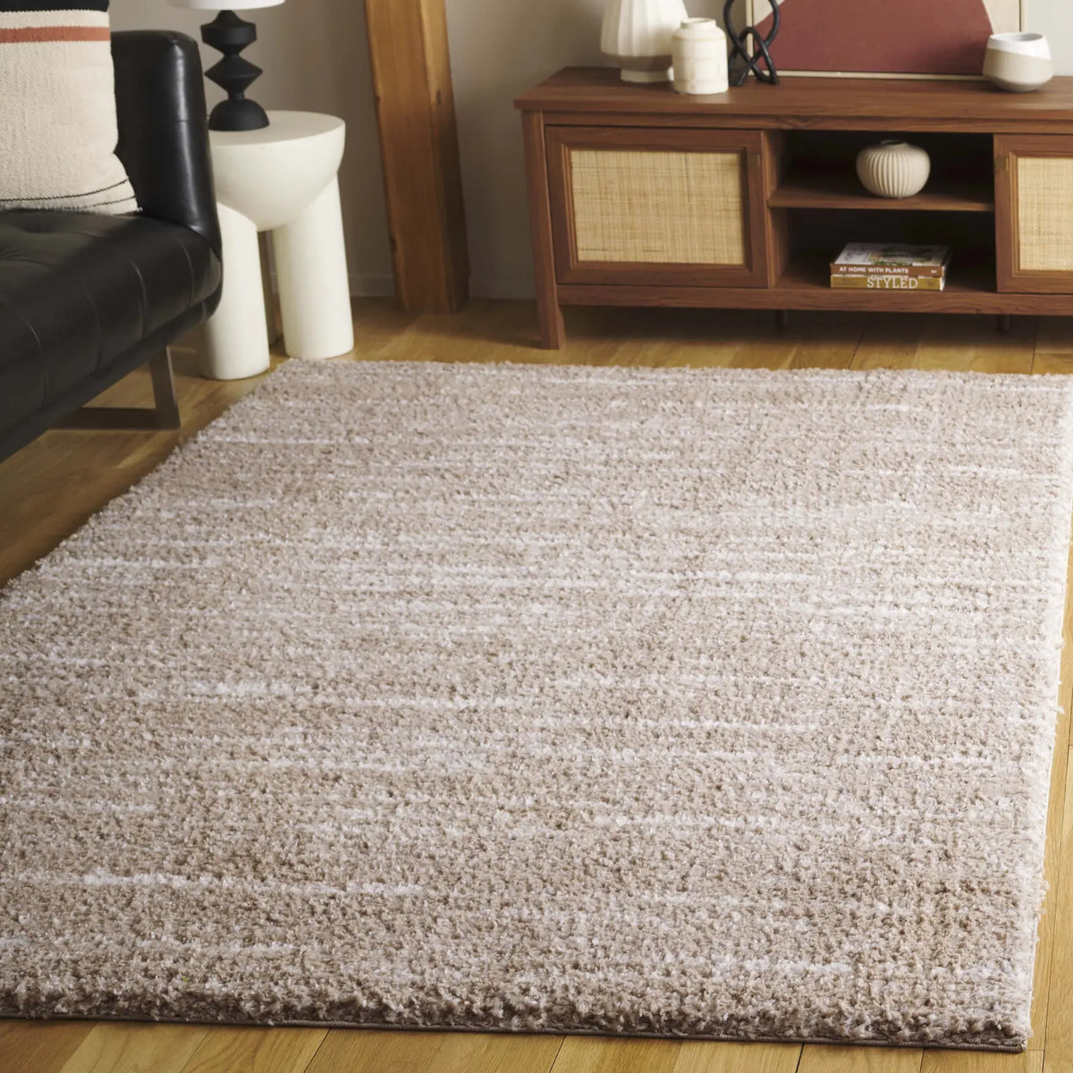 Safavieh Rumi Shag 4'-0" x 6'-0" Rug in Beige / Ivory