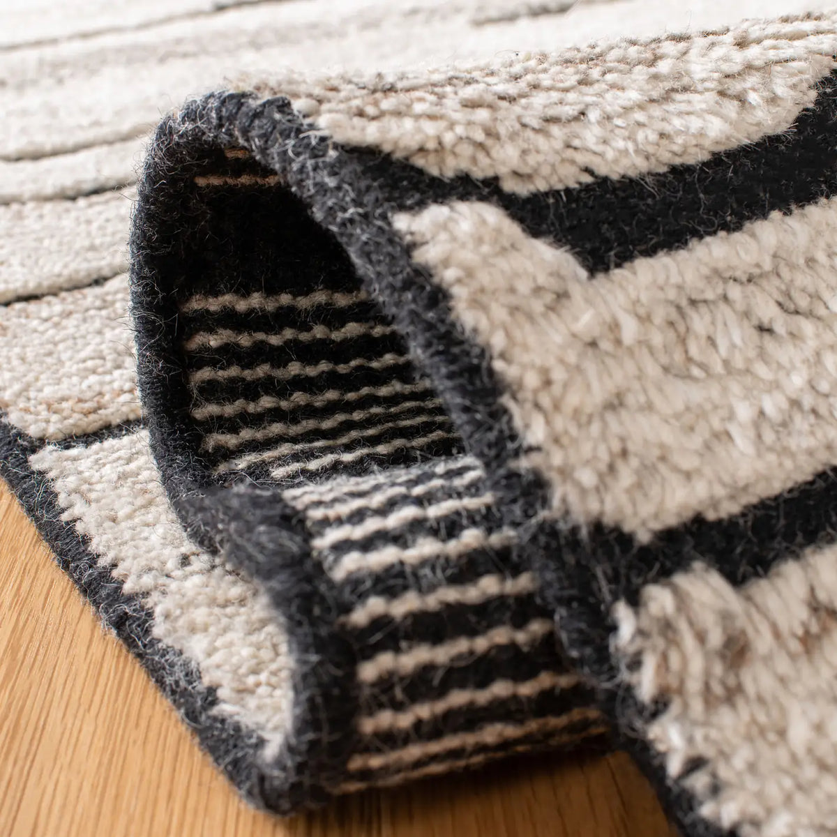 Safavieh Casablanca 5'-0" x 8'-0" Rug in Charcoal / Ivory