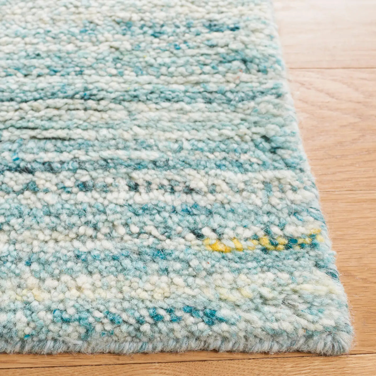 Safavieh Casablanca 4'-0" x 6'-0" Rug in Turquoise / Ivory