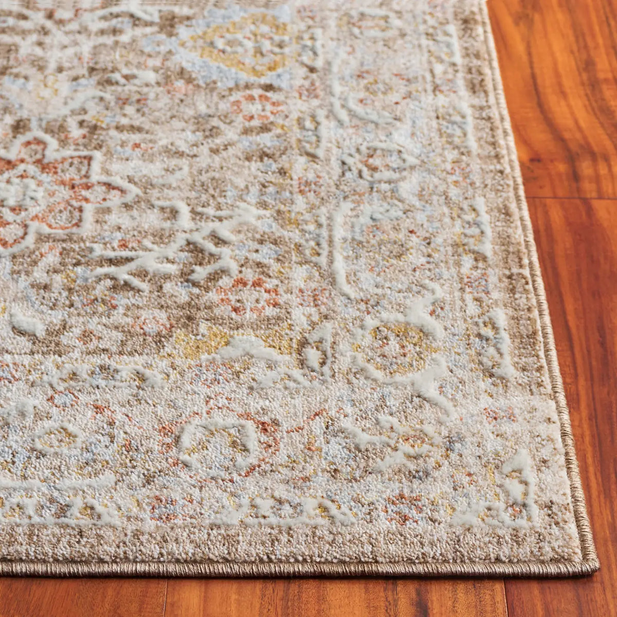 Safavieh Serena 200 5'-3" x 7'-6" Rug in Beige / Ivory Brown