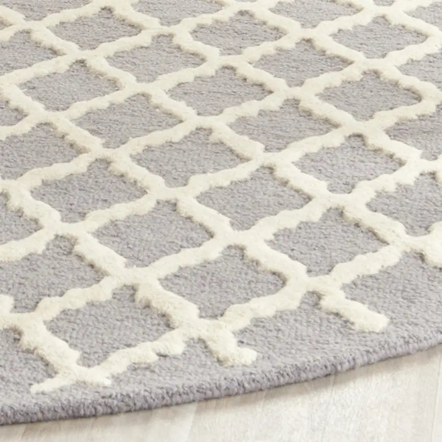 Safavieh Cambridge 6'-0" x 6'-0" Rug in Silver / Ivory
