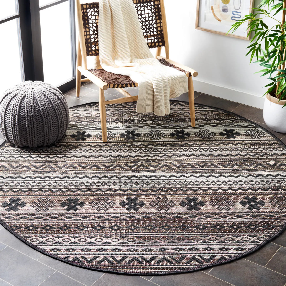 Safavieh Havana 6'-7" x 6'-7" Rug in Brown / Black