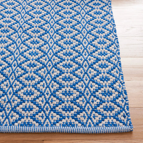 Safavieh Montauk 5'-0" x 7'-0" Rug in Ivory / Blue