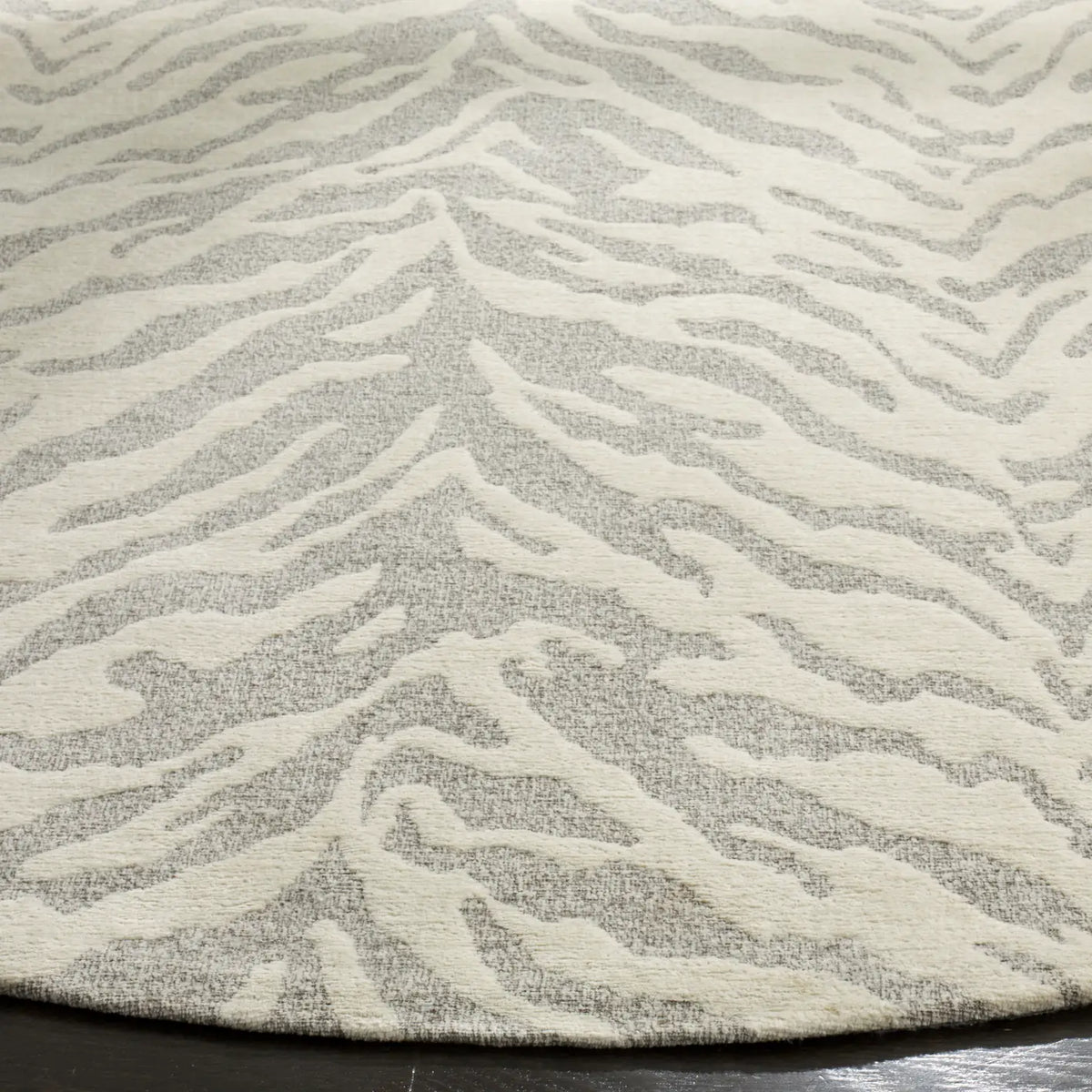 Safavieh Marbella 6'-0" x 6'-0" Rug in Light Grey / Ivory