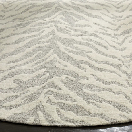 Safavieh Marbella 6'-0" x 6'-0" Rug in Light Grey / Ivory