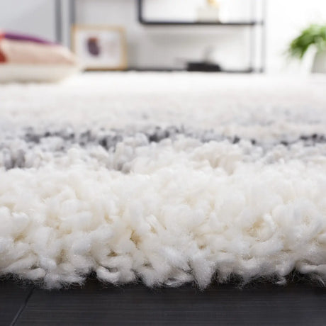 Safavieh Fontana Shag  800 4'-0" x 6'-0" Rug in Ivory / Grey