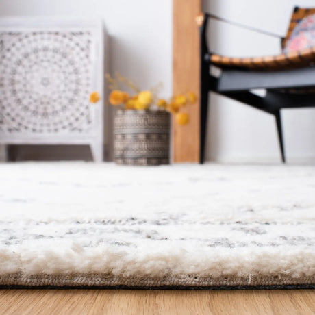 Safavieh Casablanca 4'-0" x 6'-0" Rug in Ivory / Grey