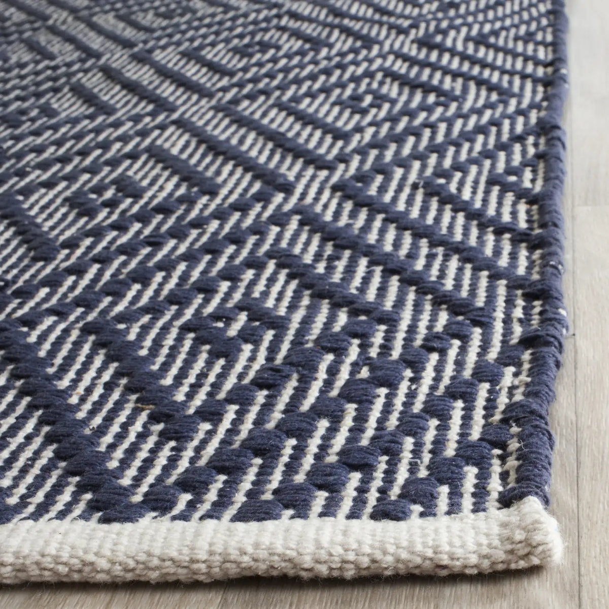 Safavieh Montauk 2'-3" x 11'-0" Rug in Navy / Ivory