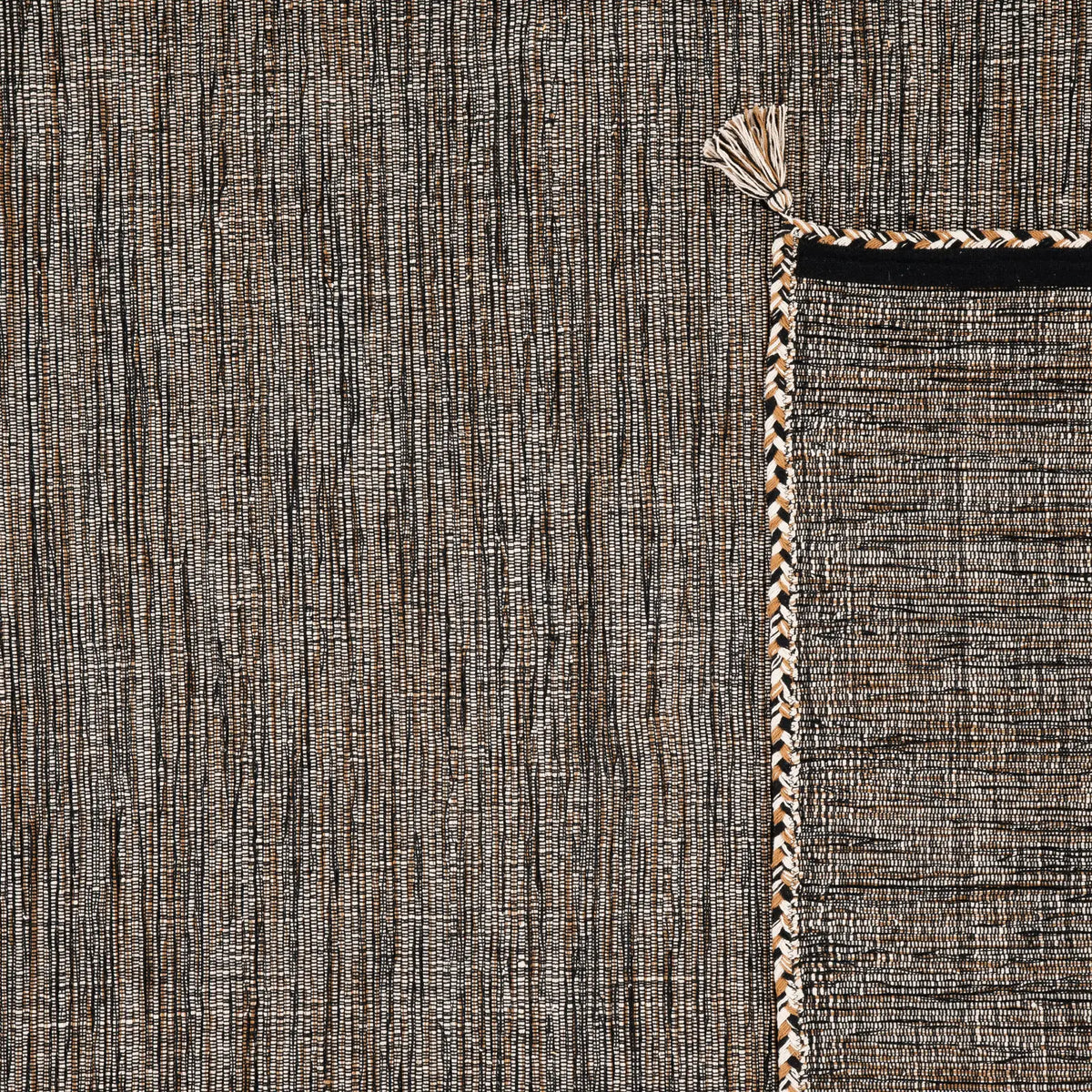 Safavieh Montauk 4'-0" x 6'-0" Rug in Beige / Black