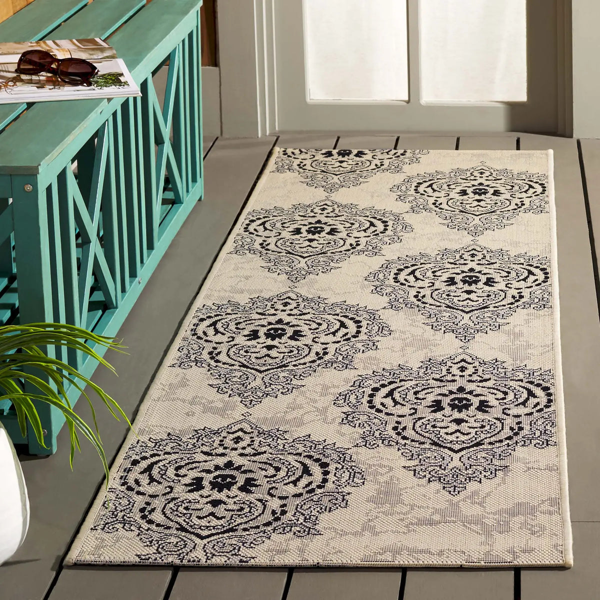 Safavieh Courtyard 2'-3" x 6'-7" Rug in Creme / Black