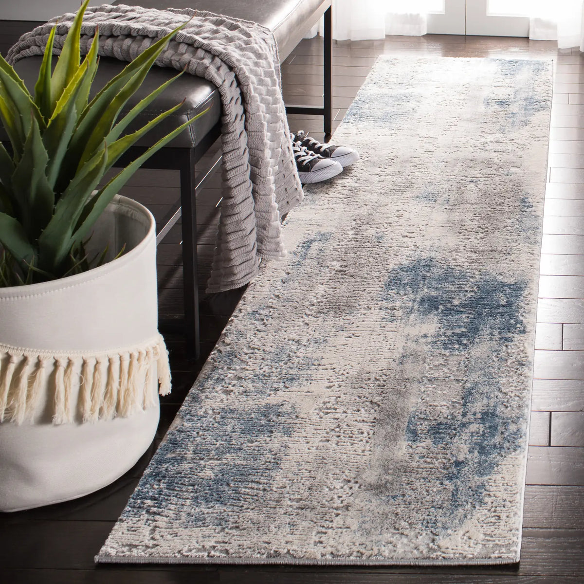 Safavieh Invista 2'-0" x 8'-0" Rug in Grey / Ivory