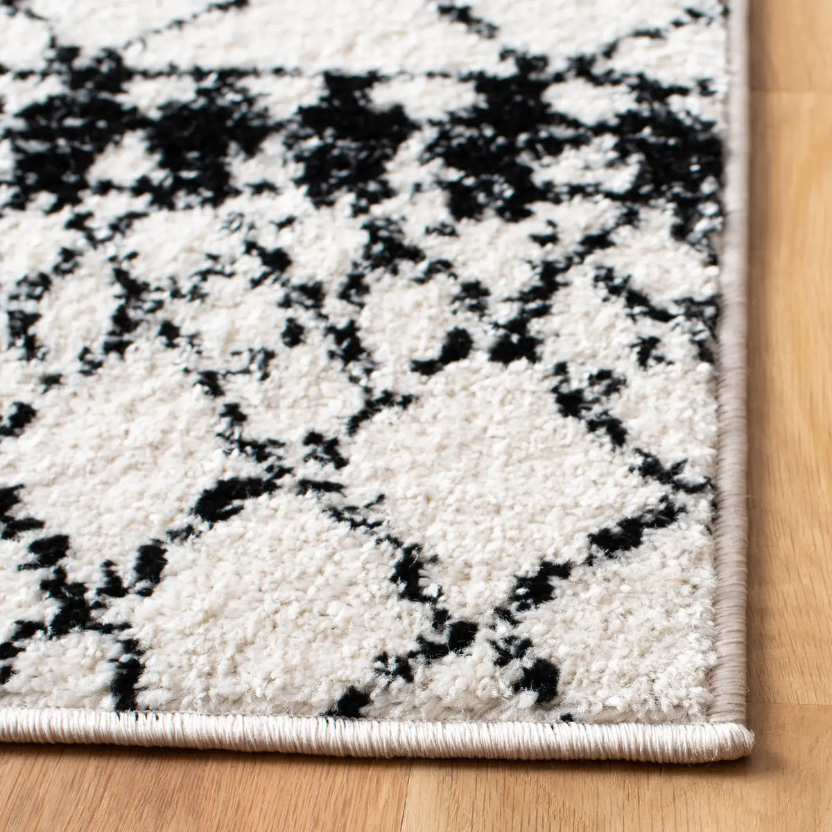 Safavieh Tulum 4'-0" x 6'-0" Rug in Ivory / Black