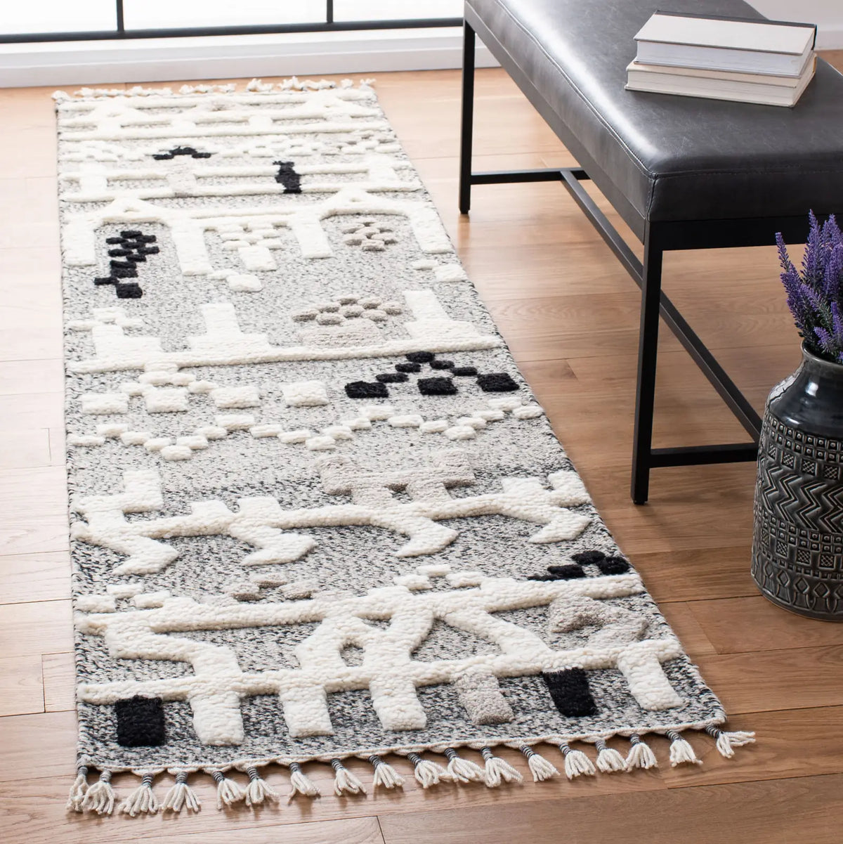 Safavieh Casablanca 2'-3" x 8'-0" Rug in Ivory / Black