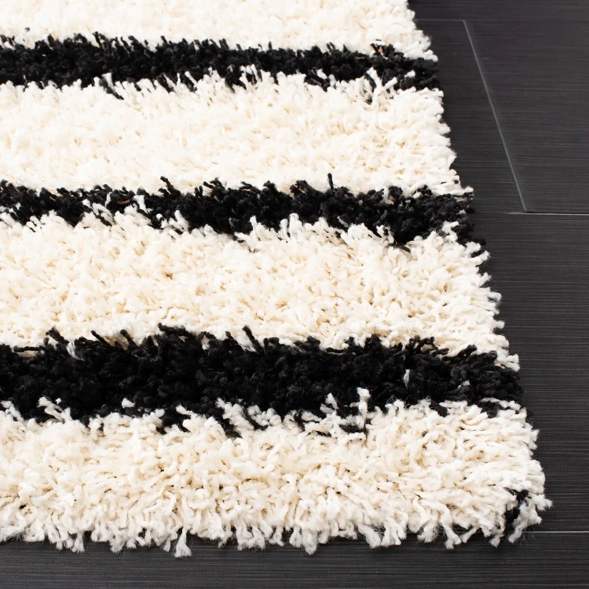 Safavieh Venus Shag 600 4'-0" x 6'-0" Rug in Ivory / Black
