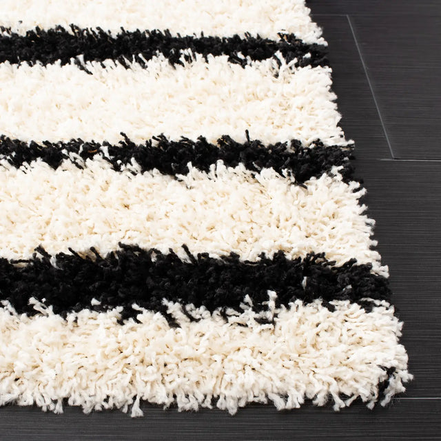 Safavieh Venus Shag 600 4'-0" x 6'-0" Rug in Ivory / Black