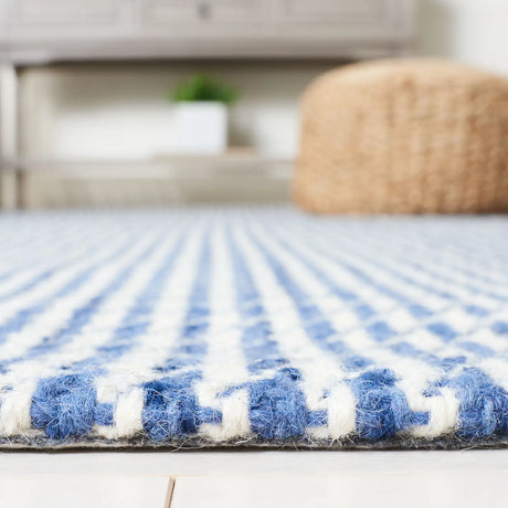 Safavieh Marbella 4'-0" x 6'-0" Rug in Navy / Ivory