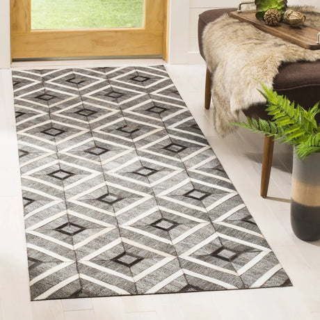 Safavieh Studio Leather 2'-3" x 7'-0" Rug in Ivory / Grey