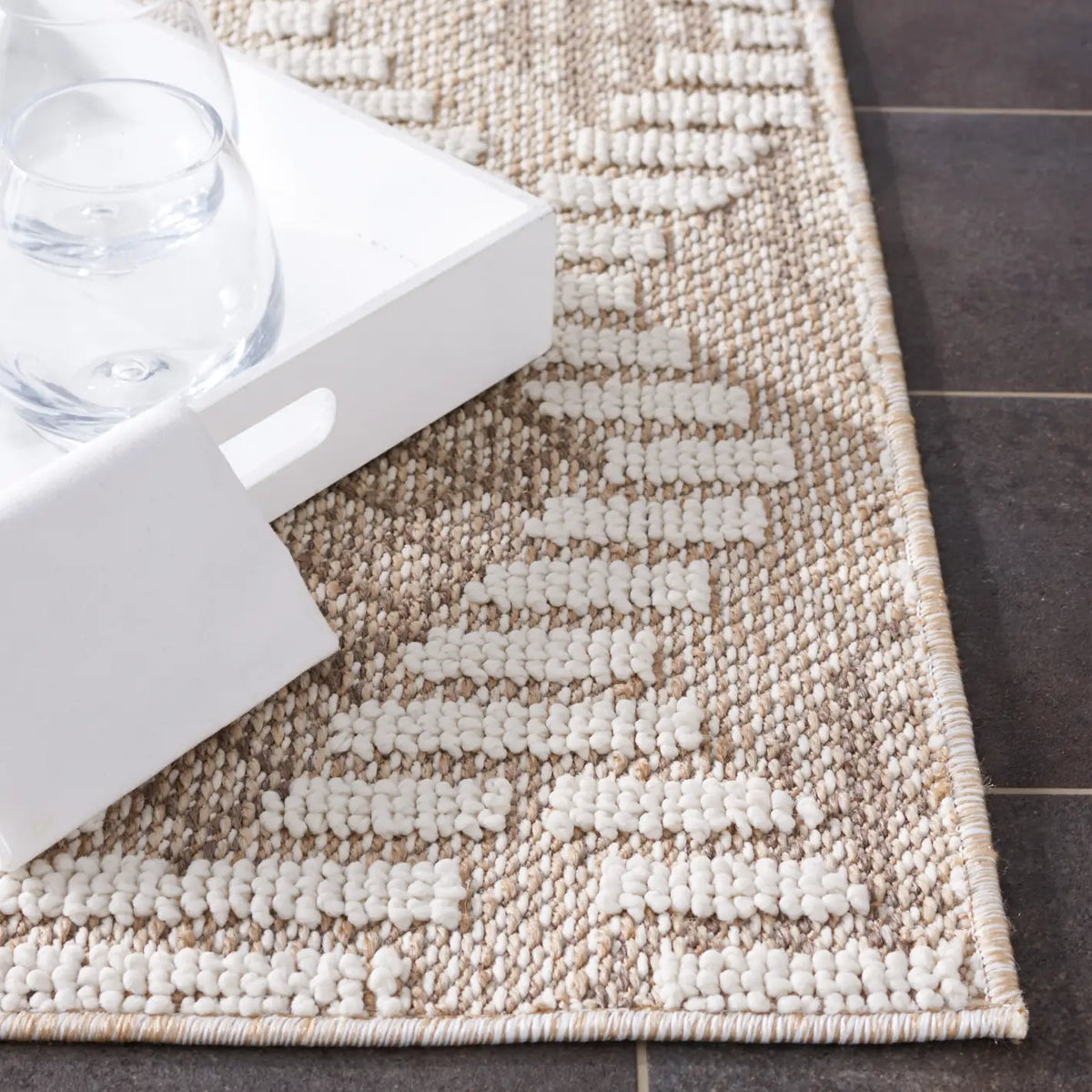 Safavieh Global 4'-0" x 6'-0" Rug in Beige / Ivory