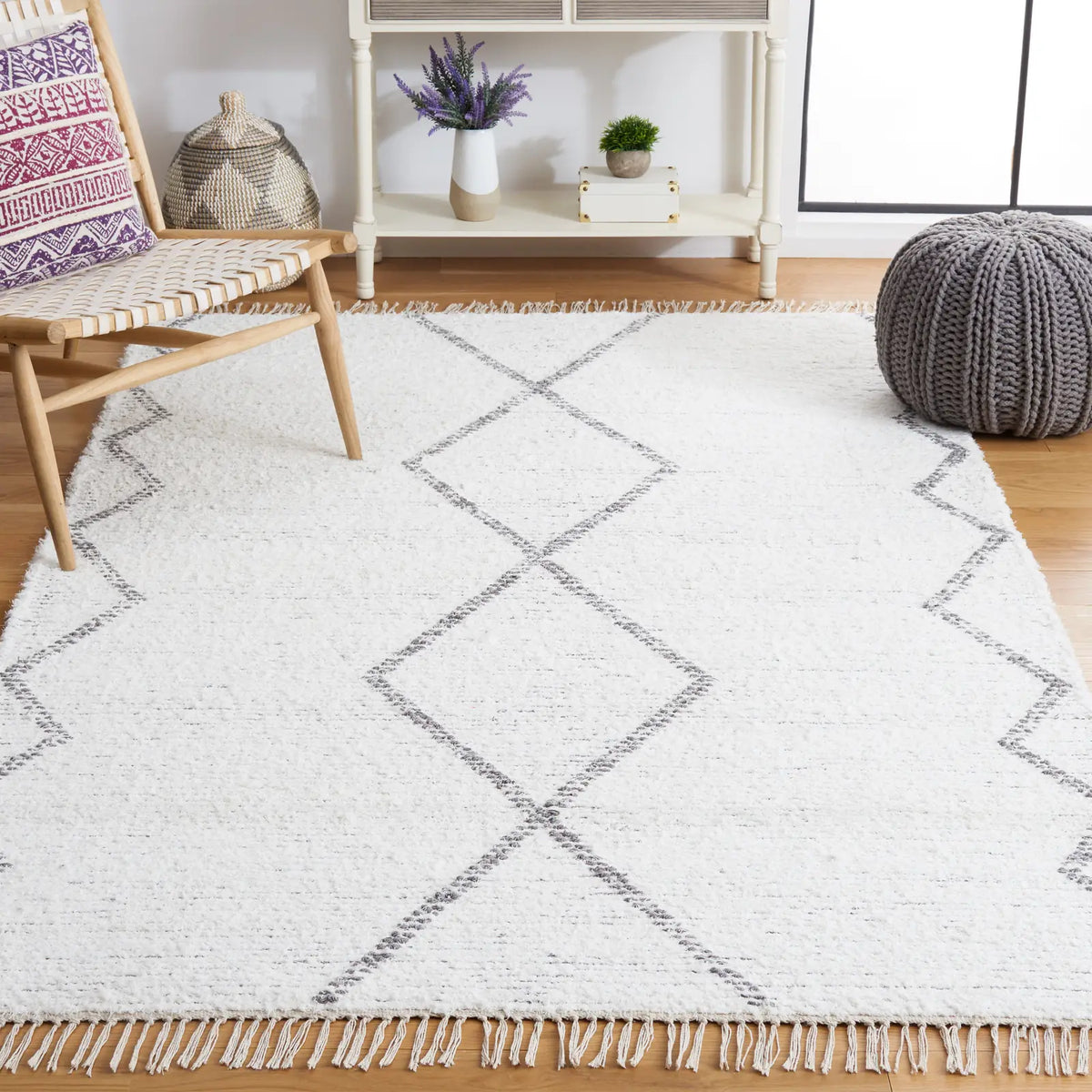 Safavieh Casablanca 4'-0" x 6'-0" Rug in Ivory / Grey