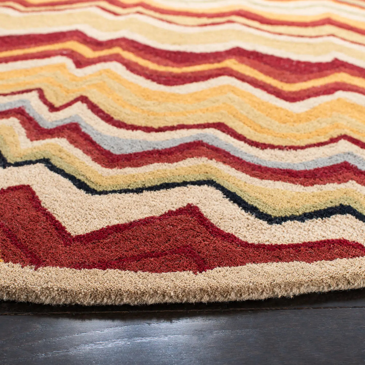 Safavieh Wyndham 7'-0" x 7'-0" Rug in Red / Multi