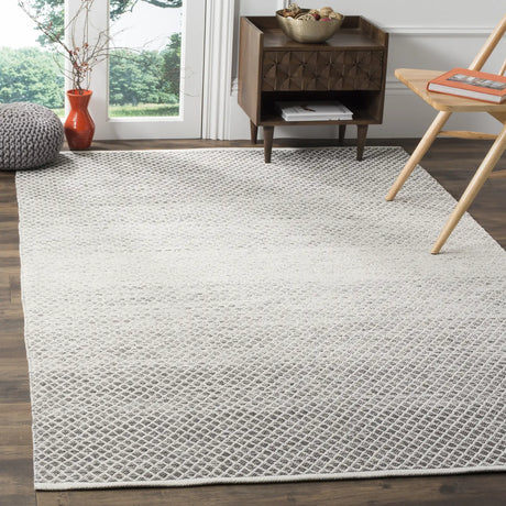 Safavieh Montauk 4'-0" x 6'-0" Rug in Light Grey / Ivory