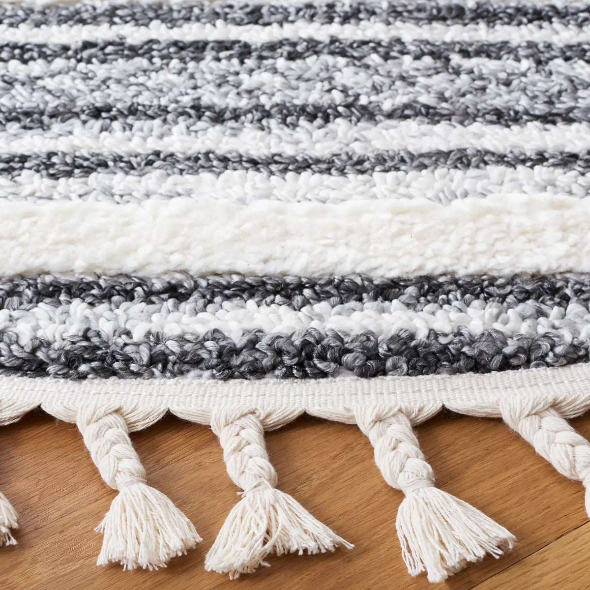 Safavieh Moroccan Tassel Shag 6'-7" x 6'-7" Rug in Grey / Ivory