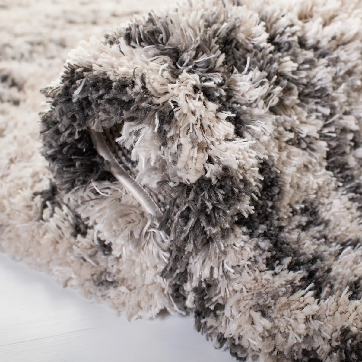 Safavieh Iceland Shag 4'-0" x 6'-0" Rug in Cream / Grey