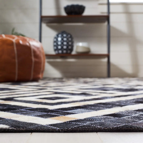Safavieh Studio Leather 4'-0" x 6'-0" Rug in Black / Ivory