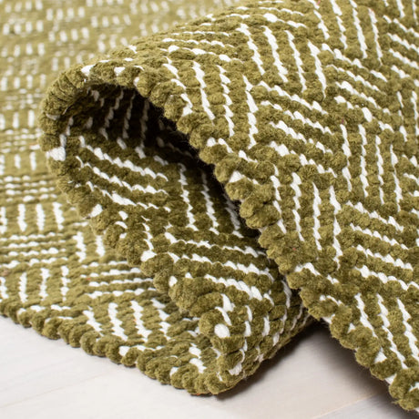 Safavieh Boston 4'-0" x 6'-0" Rug in Olive
