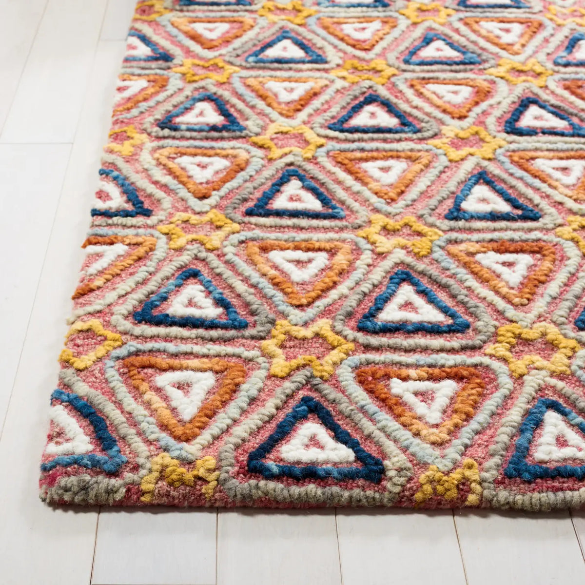 Safavieh Trace 4'-0" x 6'-0" Rug in Red / Navy