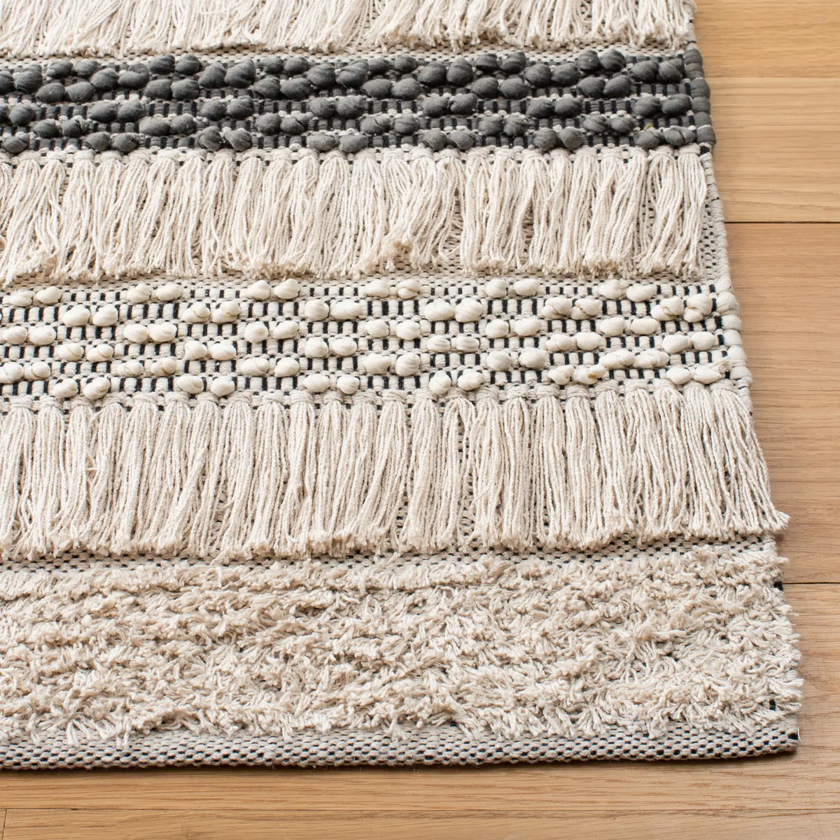 Safavieh Natura 4'-0" x 6'-0" Rug in Beige / Grey