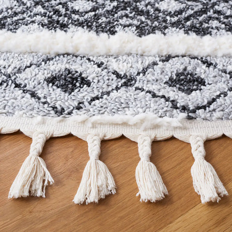 Safavieh Moroccan Tassel Shag 6'-7" x 6'-7" Rug in Grey / Ivory