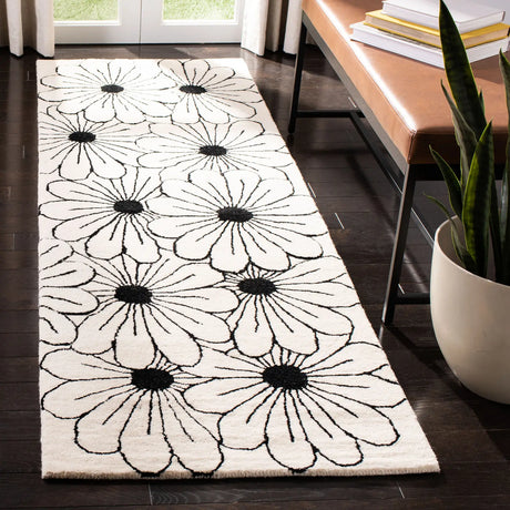 Safavieh Soho 2'-6" x 8'-0" Rug in Ivory / Black