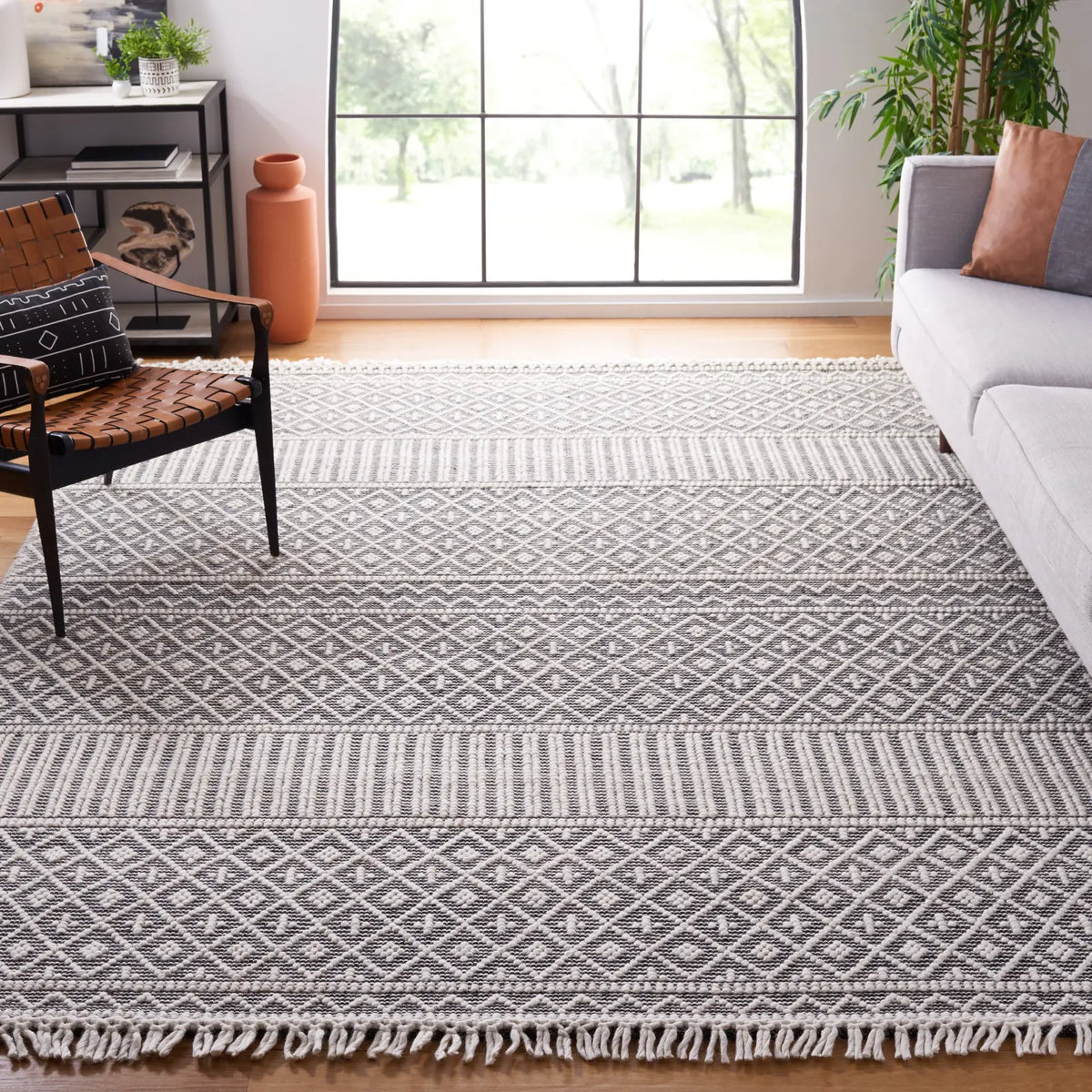 Safavieh Marbella 6'-0" x 9'-0" Rug in Ivory / Black