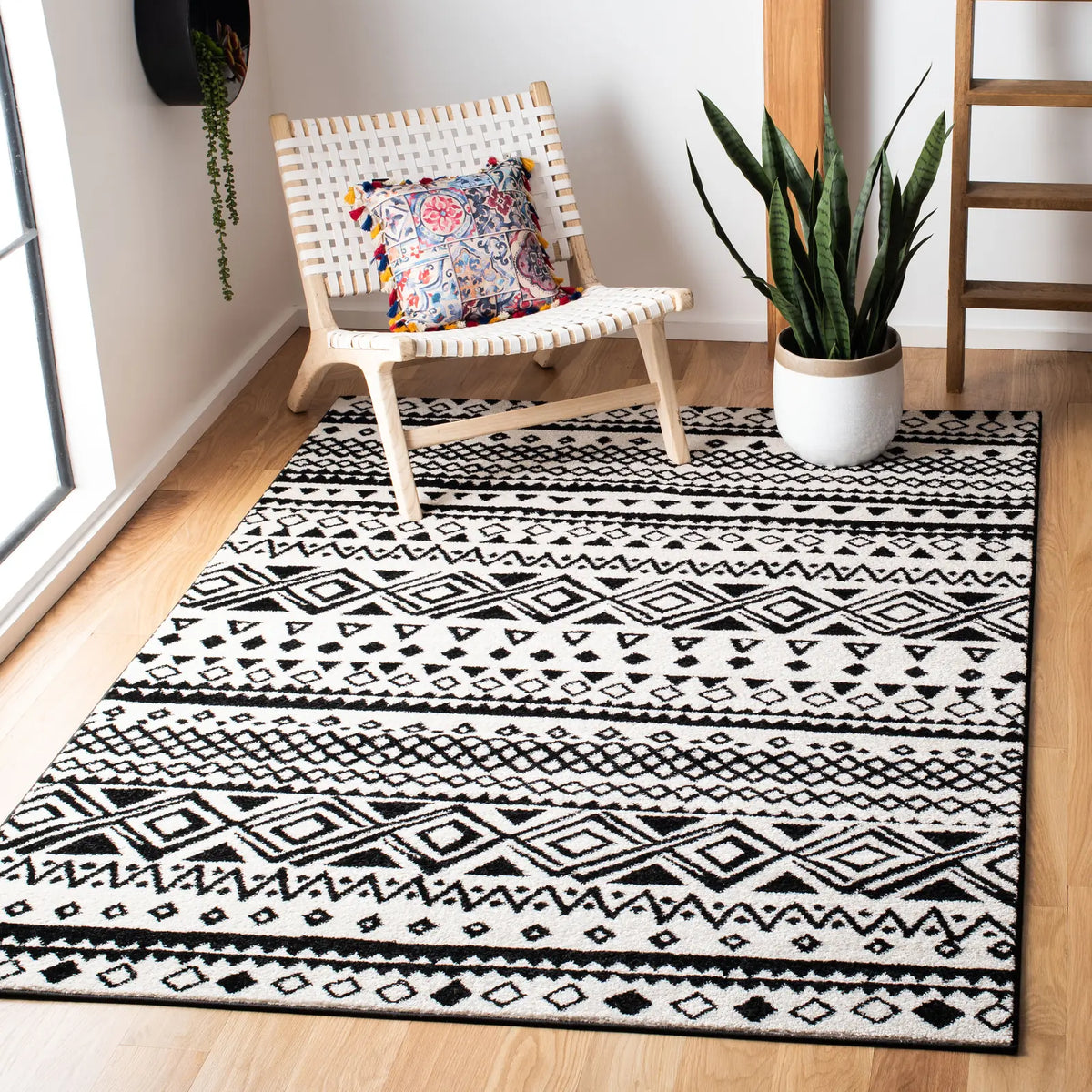 Safavieh Mercer 4'-0" x 6'-0" Rug in Ivory / Charcoal