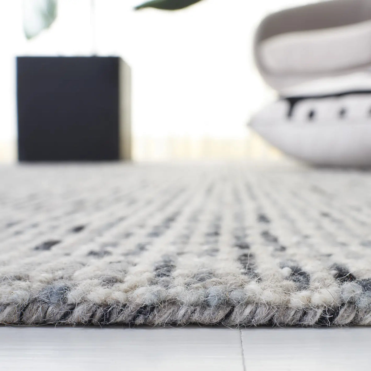 Safavieh Abstract 4'-0" x 6'-0" Rug in Dark Grey / Ivory