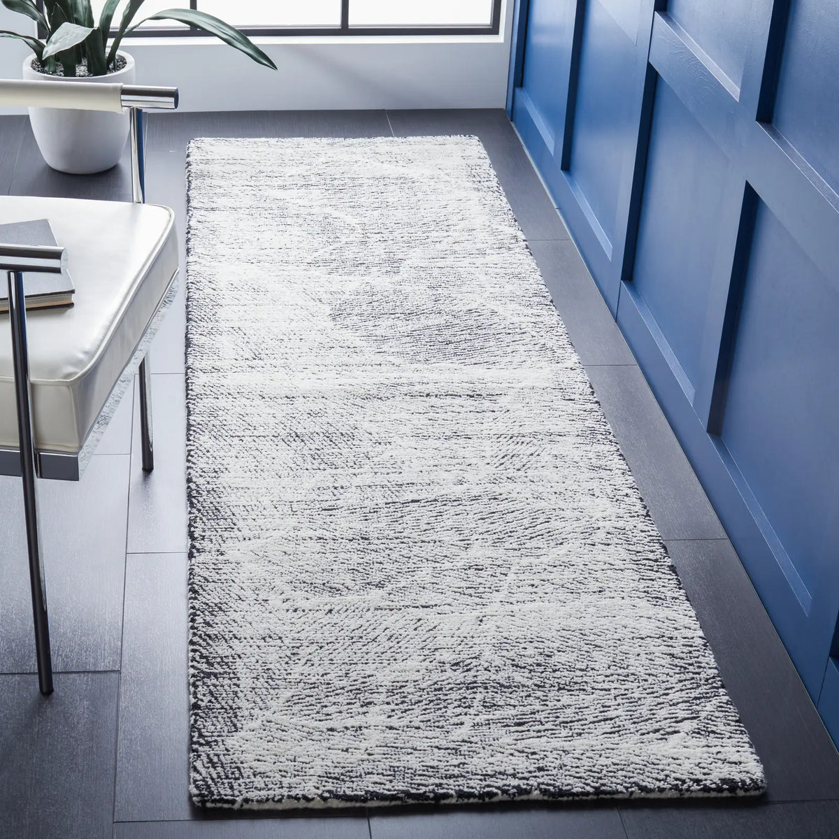 Safavieh Metro 2'-3" x 8'-0" Rug in Black / Ivory