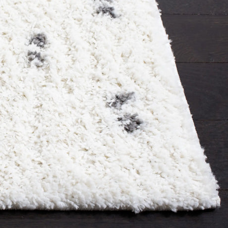 Safavieh Berber Shag 4'-5" x 6'-5" Rug in Beige / Grey