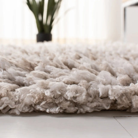 Safavieh Rio Shag 4'-0" x 6'-0" Rug in Beige / Ivory