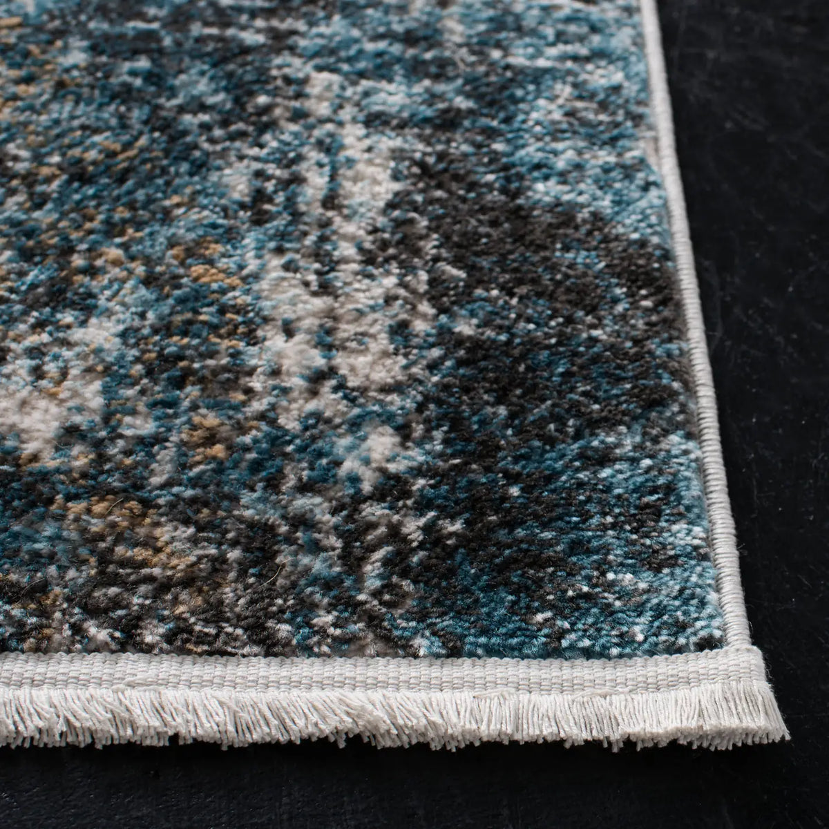 Safavieh Shivan 5'-3" x 7'-6" Rug in Ivory / Grey