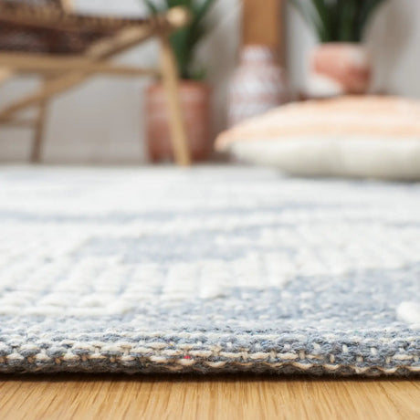 Safavieh Kilim 4'-0" x 6'-0" Rug in Blue / Ivory