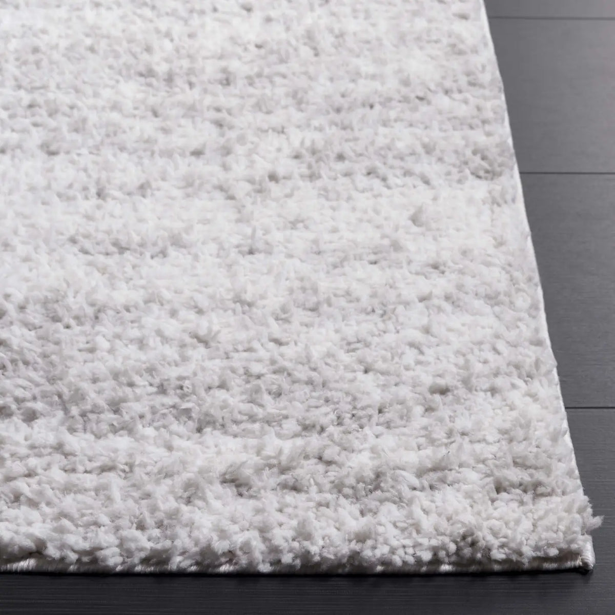 Safavieh Rumi Shag 6'-0" x 9'-0" Rug in Grey / Ivory