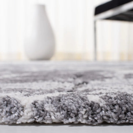 Safavieh Cyrus Shag 4'-5" x 6'-5" Rug in Grey / Ivory
