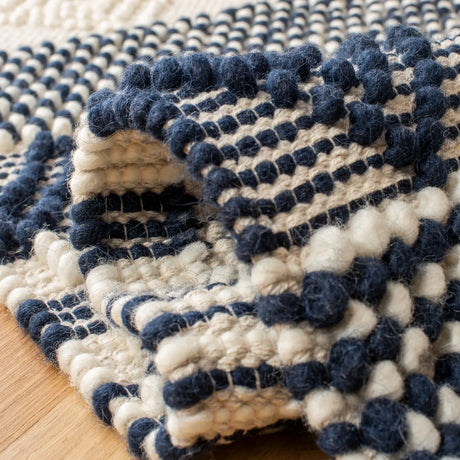 Safavieh Natura 4'-0" x 6'-0" Rug in Navy / Ivory