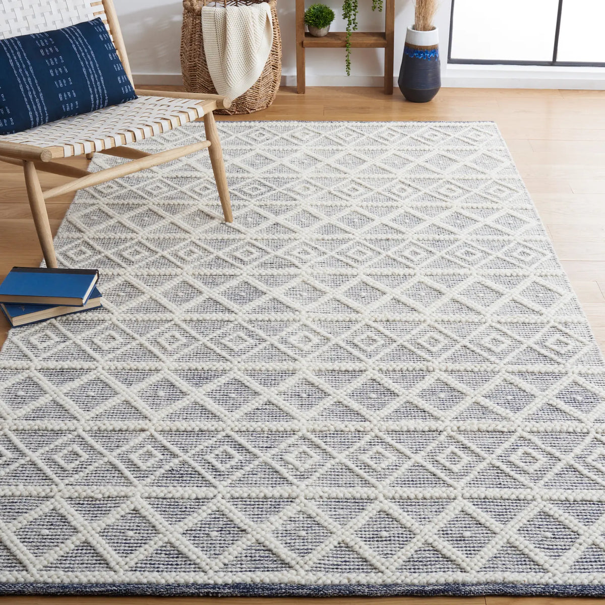 Safavieh Natura 4'-0" x 6'-0" Rug in Ivory / Navy