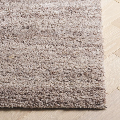 Safavieh Himalaya 4'-0" x 6'-0" Rug in Natural / Light Brown